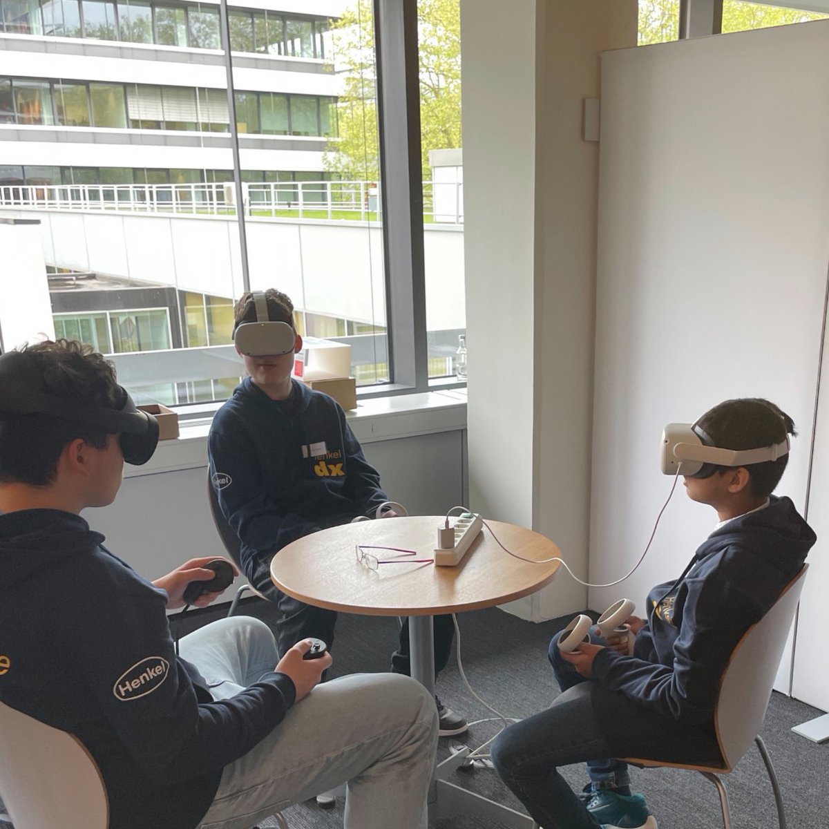 Discovering technical & digital professions 👩‍🏭👷‍♀️🧑‍🔬 On today's #GirlsDay, we invited 70 girls to explore different professions at our HQ. Additionally, Henkel dx hosted its 1st #TechTeensDay at which the kids were invited to learn about AI, Social Media, and coding.