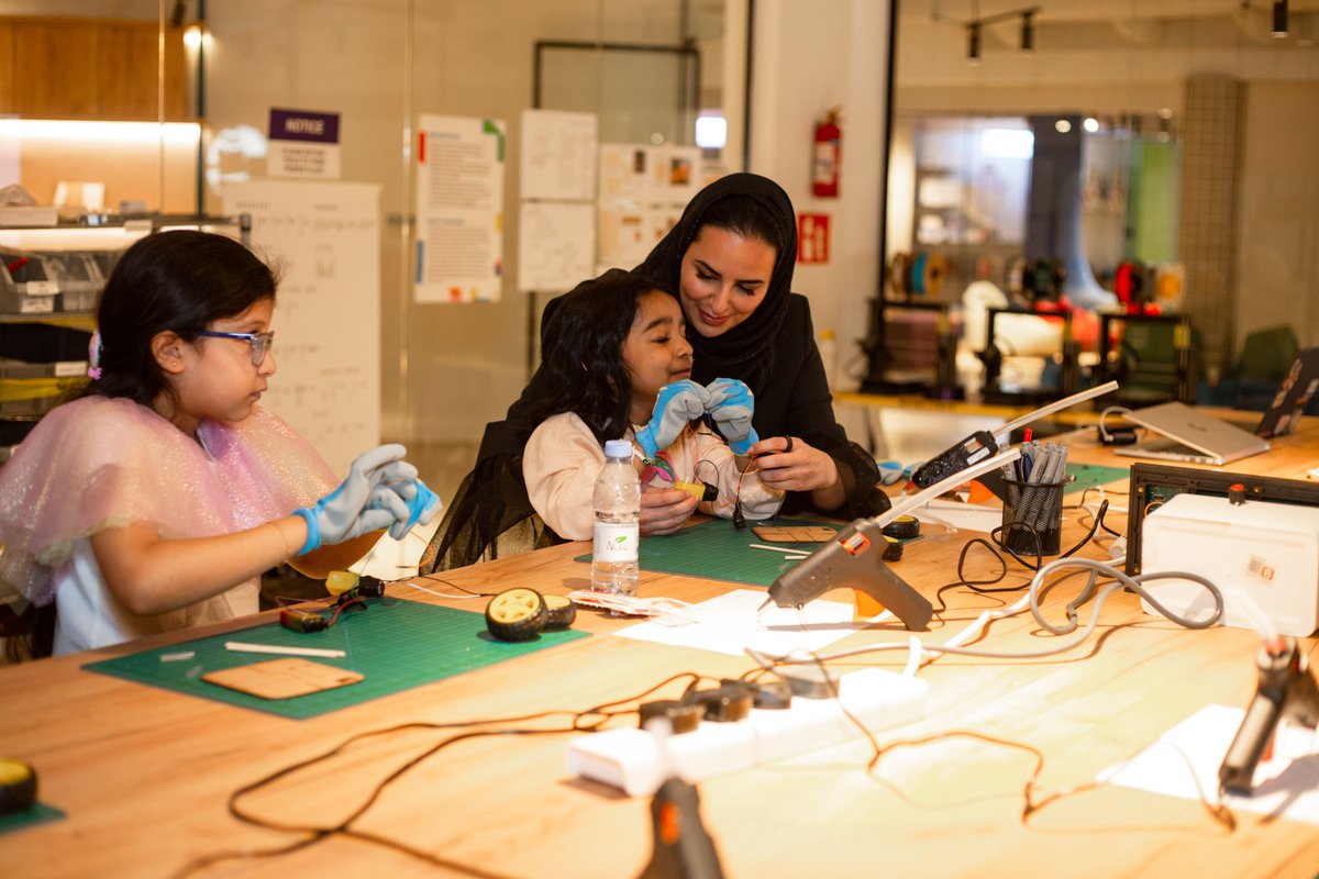 Dalyahya's tweet photo. Women’s participation in high-skilled occupations stands at 40% globally but their involvement in ICT fields is lacking. Let’s encourage more women to enter (and stay) in ICT by guiding mentoring, and supporting them from when they are little girls. 👧
Glad that as a #womaninICT and as a #womanleader of an org championing inclusion of women in the digital world, I could share with these bright and curious girls an opportunity to ‘see what they can be’.
Let's model and represent women’s leadership in ICT so our girls today can be powerful women leaders in ICT tomorrow.
#GirlsinICTday