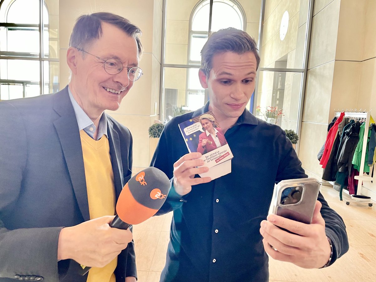 Eine komplizierte Sache: ⁦@koesterfabian⁩ arbeitet auf TikTok auf meinem Account, ich mache so lange die ⁦@heuteshow⁩ und wir beide werden von den China Spionen der ⁦@AfD⁩ um uns herum überwacht…