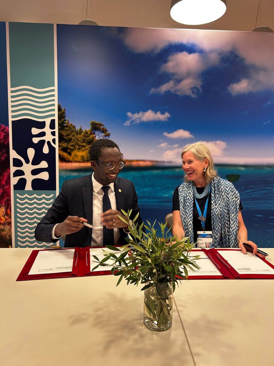 🇫🇷 minister @HerveBerville and @UNEP 🇺🇳ecosystems' director @SCMGardner signed an MoU to reinforce our partnership to protect the ocean 🌊 @OurOceanGreece :
-promote UNOC-3
-strengthen science policy interface 
-host the meeting of all regional seas conventions in @VilledeNice