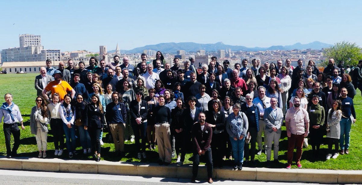 The 2024 FrenchBic group picture is online, taken during the French-Japanese Symposium on BioInorganic chemistry in Marseille frenchbic.cnrs.fr/2024/04/25/la-…