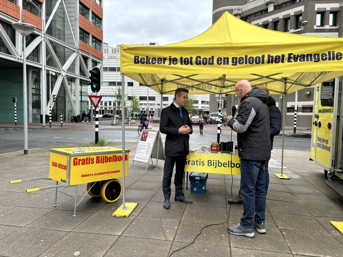 Wat was het prachtig om vanochtend Jan-Dirk Liefting en vrijwilligers van de Bijbelbus te ontmoeten! Meerdere keren per maand staan ze in o.a. Den Haag om mensen te bereiken met het Evangelie. Heel mooi en belangrijk dat de Bijbel op zoveel mogelijk plekken klinkt! Veel zegen!