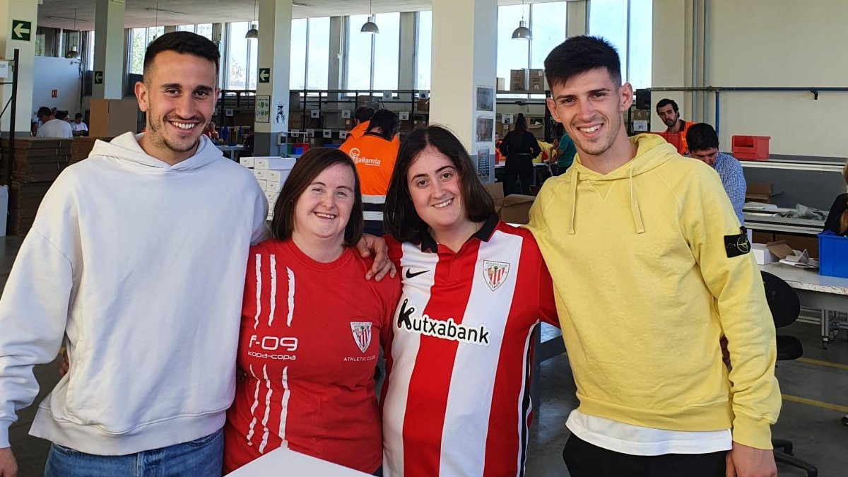 📸 Imanol y Berenguer visitan Talleres Gallarreta, en Zierbena. 🦸 Se trata de un centro ocupacional y de empleo para personas con discapacidad intelectual, sensorial y física y también enfermedades mentales. ✊ Elkarrekin lanean! #AthleticClub 🦁