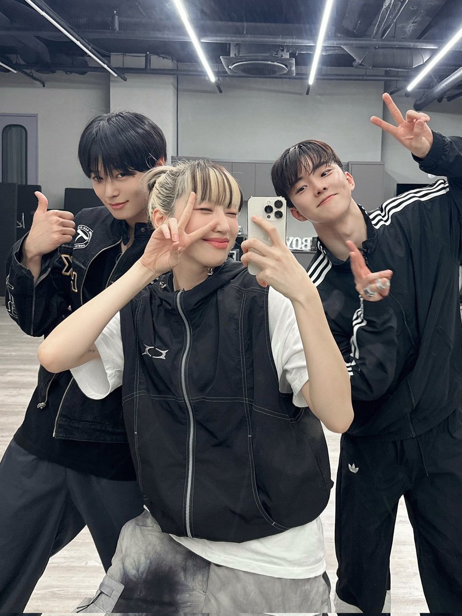 Bada, #Juyeon e #Q juntinhos. 💙

#BADALEE #BADA #LEEBADA #SWF2 #BEBE #바다 #베베 #BEBI #JUYEON #Q #THEBOYZ