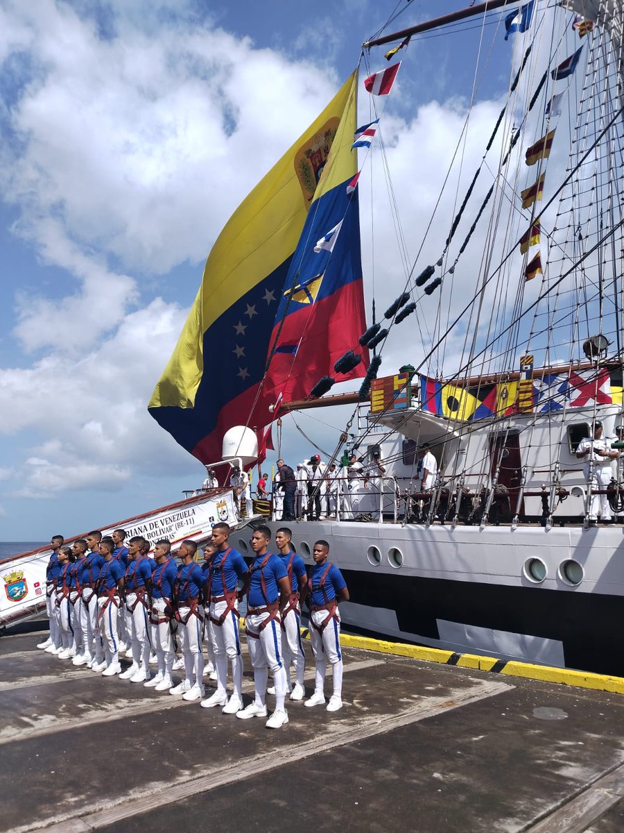 .@EMBACUBA_SVG🇨🇺 participa junto a @EmbaVEStVincent🇻🇪, en el recibimiento del Buque Escuela Simón Bolívar. El 'Embajador sin Fronteras' ha visitado más de 69 países en 43 años. Su misión principal es el adiestramiento de cadetes. En unos días #Cuba también recibirá a este coloso