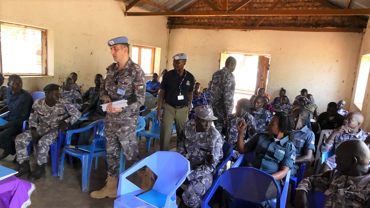 #PeaceBegins 🕊️ with effective security! That's why #UNMISS @UNPOL officers trained 50 local policing counterparts in Wulu, #SouthSudan🇸🇸 on strategies to boost public order & deescalate potential civil unrest situations. #A4P