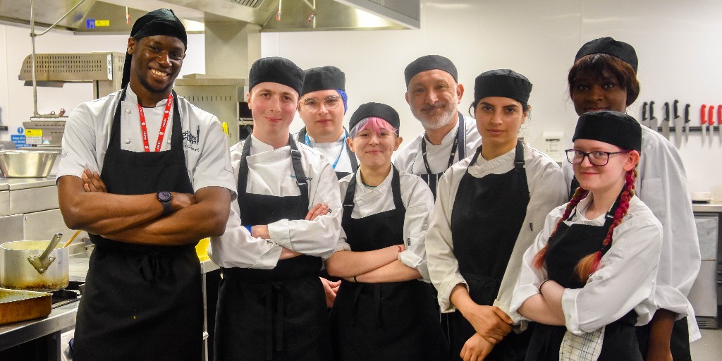 👋 | @chef_exose is back in the building working with students today ahead of a crucial, fully booked event this evening! 👀 | Keep an eye out for a full news piece tomorrow explaining exactly what's going on... @thechefsforum #WorkingTogether #TransformingLives