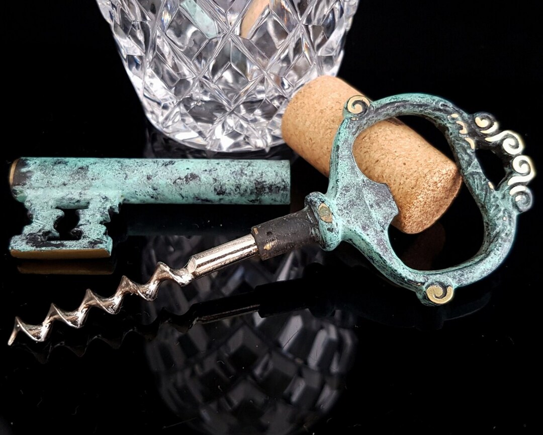Brass Skeleton Key Wine Opener - Bar Cart Accessory by ArmoireAncienne dlvr.it/T60dBc #vintagebarware #luxuryhome #vintagegifts
