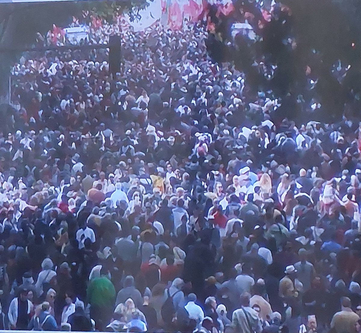 #Portugal🇵🇹millares de ciudadanos llenan la Avenida da Liberdade, en #Lisboa, en el 50 Aniversario del #25Abril🌹