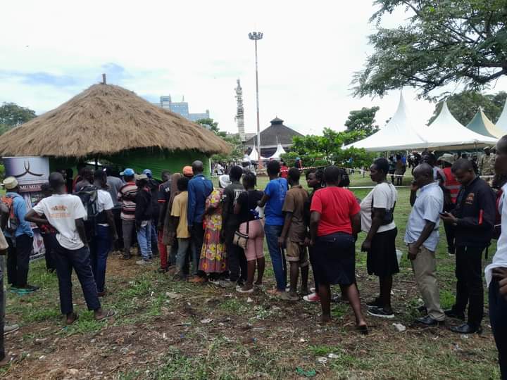 Thriving_luos's tweet photo. Kisumu  County residents line up to  view the legendary python #Omieri that is the key highlight of the ongoing #FishFiesta celebrations in Kisumu. https://t.co/IQLrSL6FgQ