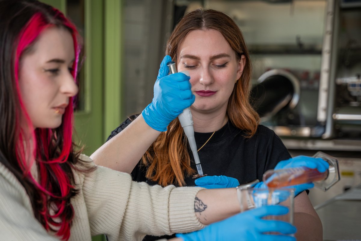 CEITEC_Brno's tweet photo. Alžběta Ressnerová, who recently finished her PhD at CEITEC BUT, and Michaela Vojníková, currently PhD student at CEITEC BUT, were the guests of the “Wave” podcast on @CRo_RadioWave 📻

Listen to the podcast on the web/in podcast apps (in Czech only). Link below.

#CEITECScience https://t.co/FYtiCFGr0a