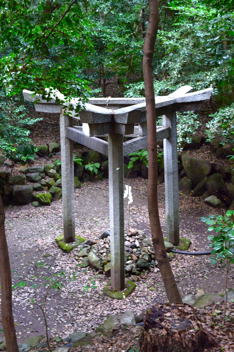 ⛩木島坐天照御魂神社（京都市右京区）
渡来人秦氏によりに創建され、京都市内最古の神社の一つといわれます。京都三珍鳥居の１つ「三柱鳥居」があります。