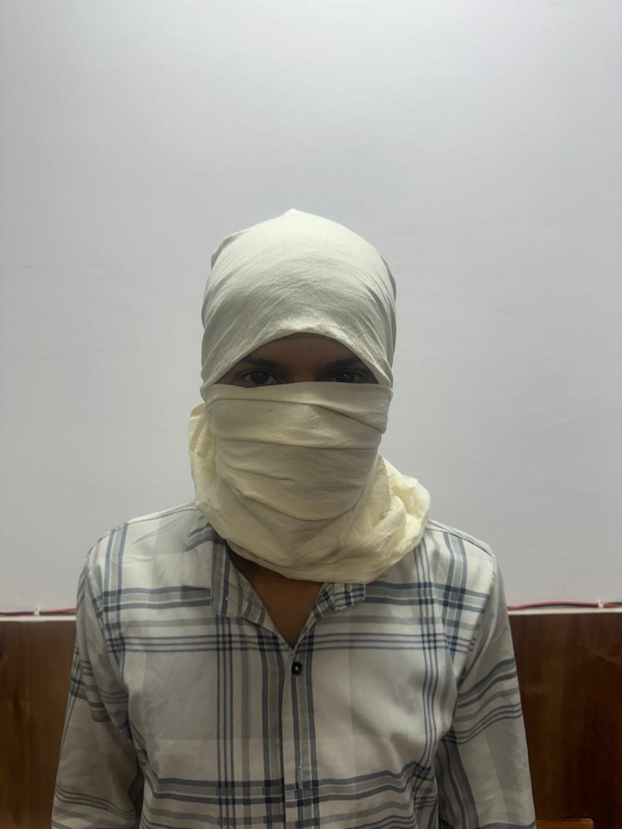 Areeb @ Asif, member of infamous Hashim Baba Gang, arrested by Special Cell (TYR). Earlier involved in 04 crimes, now trying to extort ₹ 50 lacs from a businessman of Delhi. Sophisticated weapon recovered. @LtGovDelhi @Delhipolice