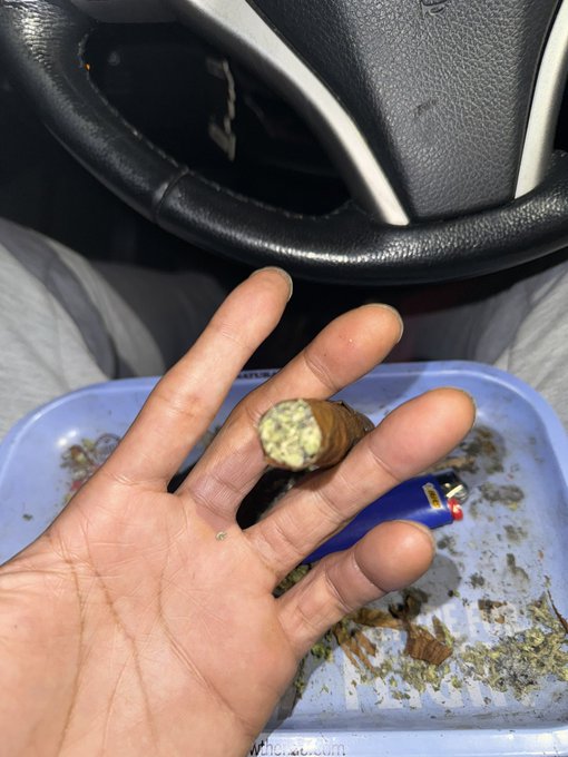 I woke up still feeling this mf..can you guess how much in here?? https://t.co/rDVyW33Lem