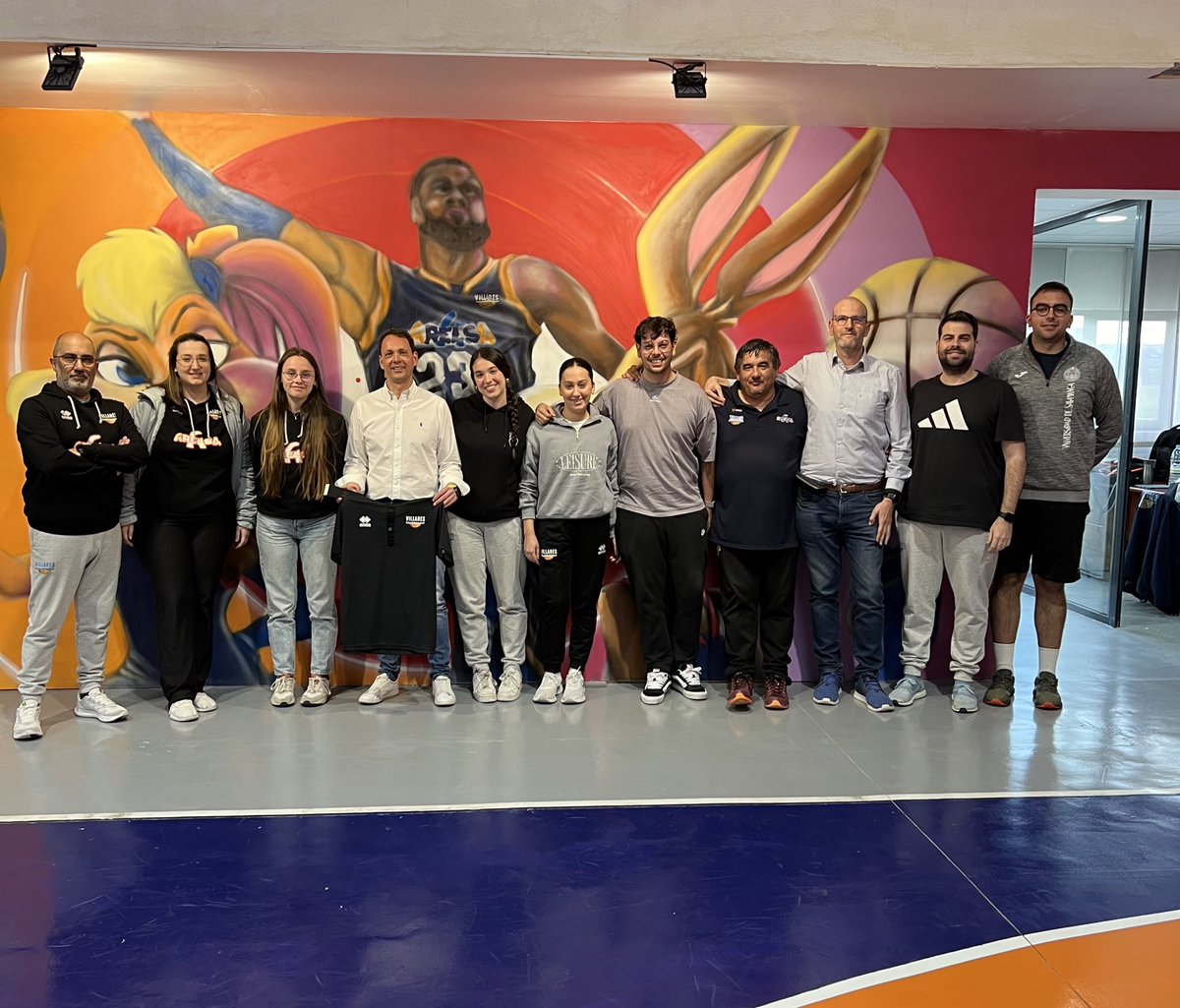 VillaresBalonc's tweet photo. Nuestros entrenadores del club, pudieron disfrutar de Alberto Plácido, coach deportivo, que cuenta con numerosos Másters en Coaching e Iteligencia Emocional y Liderazgo en el Deporte y Programación Neurolingüistica.
Muchas gracias por tu tiempo Alberto.
#crecerJUNTOScrecerFUERTES https://t.co/ohkd8BkI5n