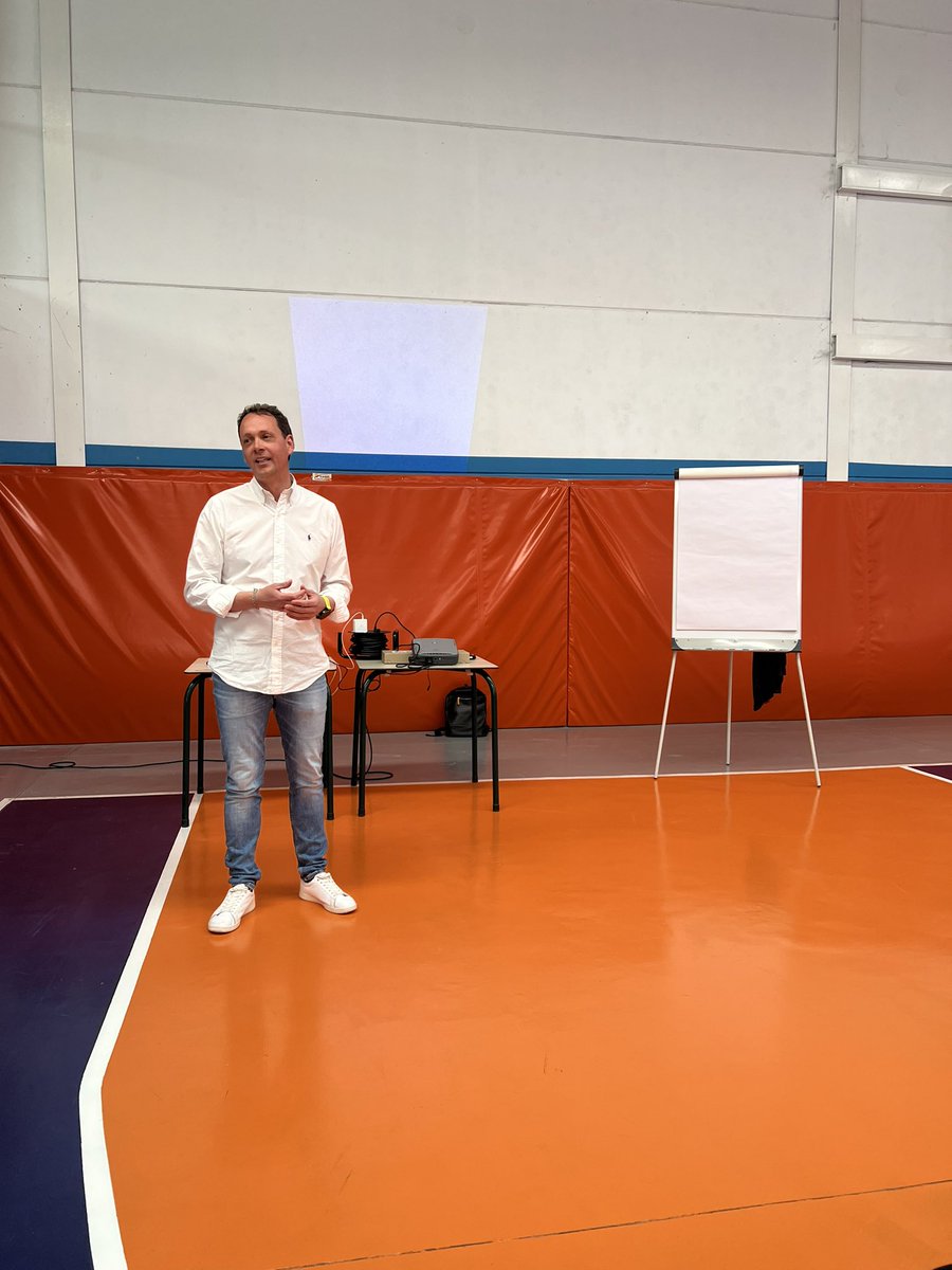 Nuestros entrenadores del club, pudieron disfrutar de Alberto Plácido, coach deportivo, que cuenta con numerosos Másters en Coaching e Iteligencia Emocional y Liderazgo en el Deporte y Programación Neurolingüistica.
Muchas gracias por tu tiempo Alberto.
#crecerJUNTOScrecerFUERTES