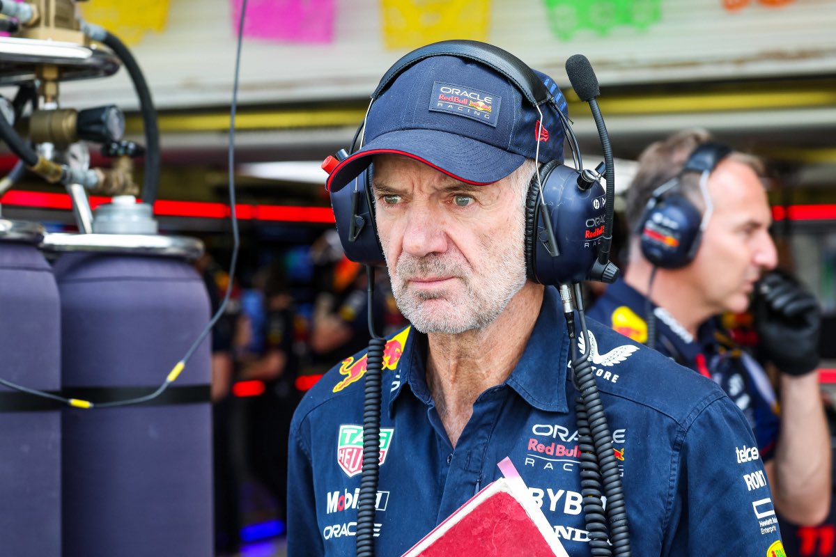 🚨 Adrian Newey serait sur le point de QUITTER Red Bull ! 😳❌ L'ingénieur serait bien mécontent de la situation au sein de l'écurie autrichienne et pourrait ainsi annoncer 'rapidement' son départ ! (🗞️ #AMuS) #F1