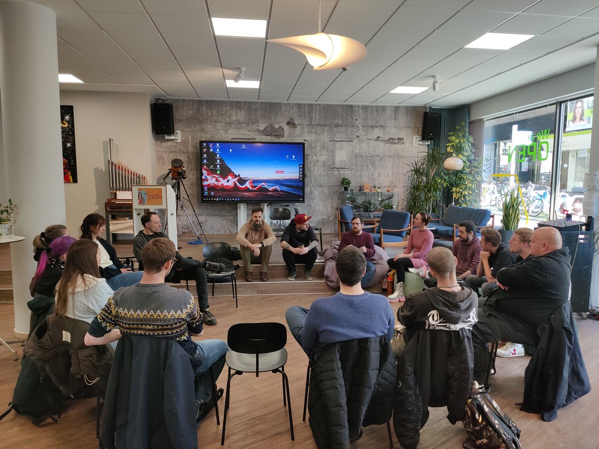 FutureSpace_KS's tweet photo. Die Gruppe "Wallhack" war bei uns zu Gast und hat sich über neue Inhalte besprochen. https://t.co/hgMZBFFGny