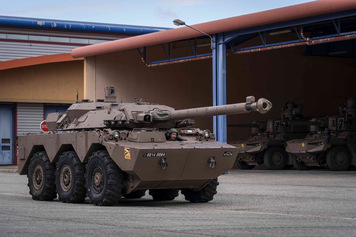 Une nouvelle bête de combat vient de rugir au @1erSpahis ? Destiné à remplacer les vaillants mais vieillissants AMX 10RC, les 6 premiers engins blindés de reconnaissance et de combat Jaguar viennent de franchir les portes du régiment 🙌 ! #MatosTerre #CapaciTerre @KNDS_France