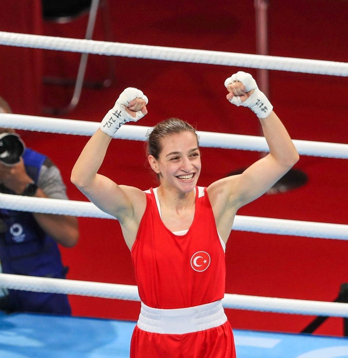 Buse Naz Çakıroğlu, Avrupa Boks Şampiyonası'nda finale yükseldi. 🇹🇷