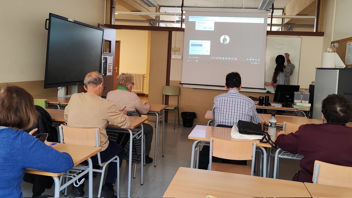 AlbalatAna's tweet photo. Estic en una classe del projecte d'aules de capacitació digital. Doncs bé, TOTALMENT NECESSARI. La gent gran té ganes i necessita entendre que està passant al món. I passa per entendre el món digital que nosaltres ja hem normalitzat. @consorciedubcn @educaciocat #escletxadigital https://t.co/XGsuRFr14d