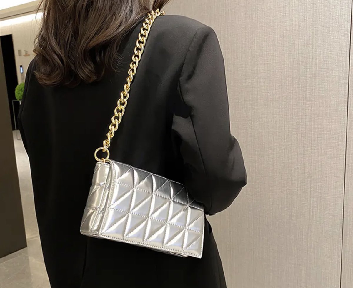 BagsVg's tweet photo. How cute is this bag! It’s available for only R280! Bulk orders are available. WhatsApp: 0718357615 IG: vg_bags_ https://t.co/8hm8wipWsu