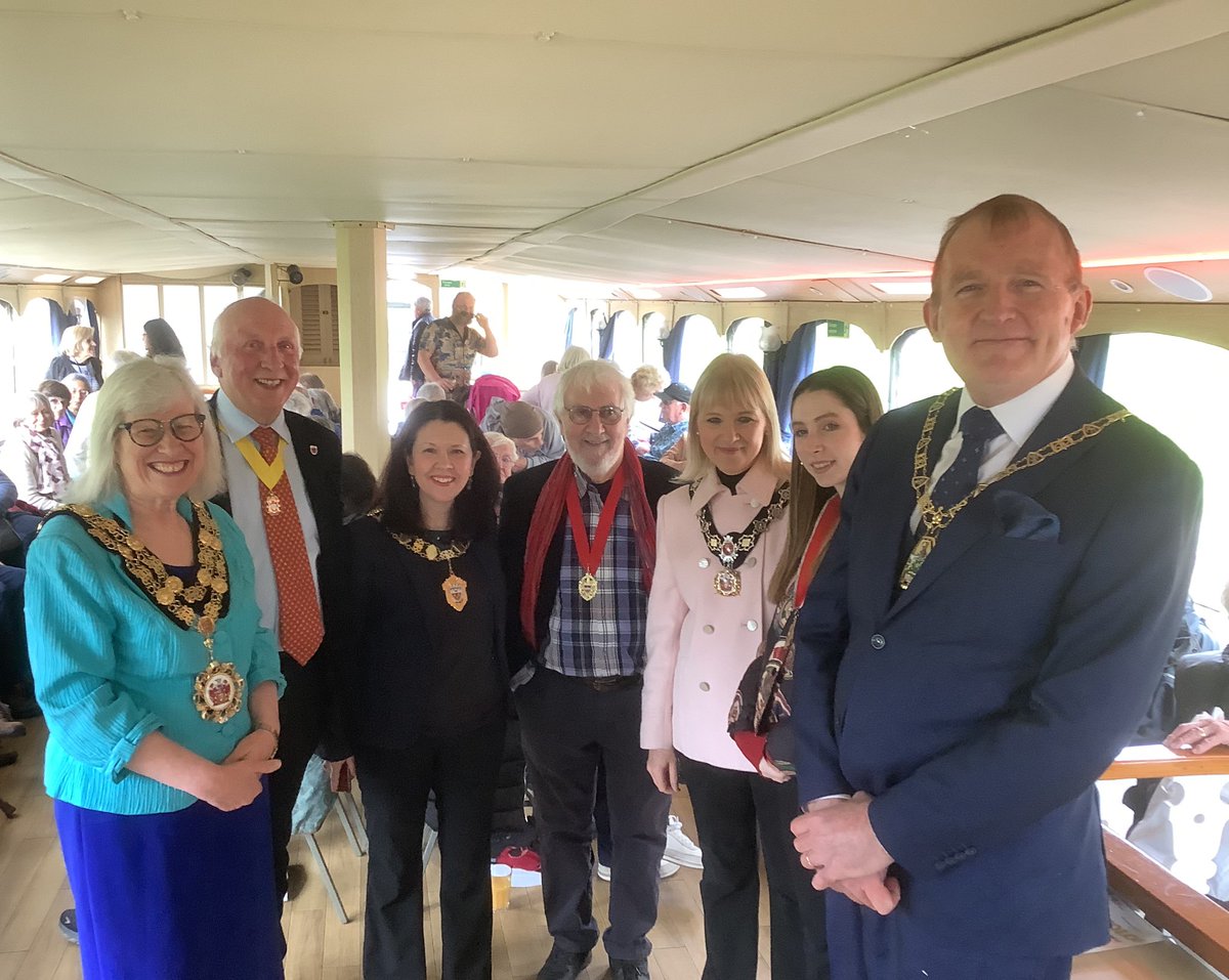 Yesterday was my last charity fund raiser for my two charities @seencharity @AgeUKRichmond the famous Fish&Chip Cruise from Richmond to Hampton Court. Joined by supporters & fellow Mayors, we had a great time raising money as we went. Thanks to the team & Angela -Visit Richmond!