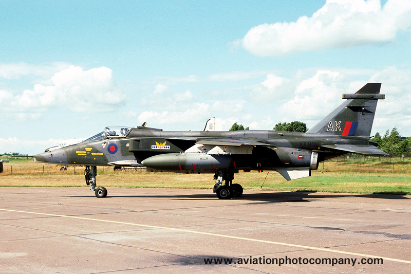 RAF 14 Squadron Sepecat Jaguar GR.1 XX960/AK (1977)
aviationphotocompany.com/p882451834/ee7…
More Jaguar images: aviationphotocompany.com/p880191478