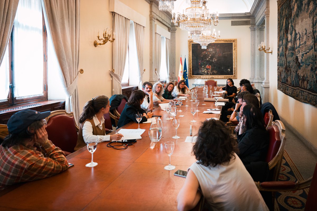 La igualdad es una prioridad de @culturagob. Queremos construir políticas con el aporte de todas y por eso presentaremos un Plan de Igualdad en la cultura con mirada feminista e interseccional. Reunido con trabajadoras del libro, he conocido mejor sus necesidades y propuestas.