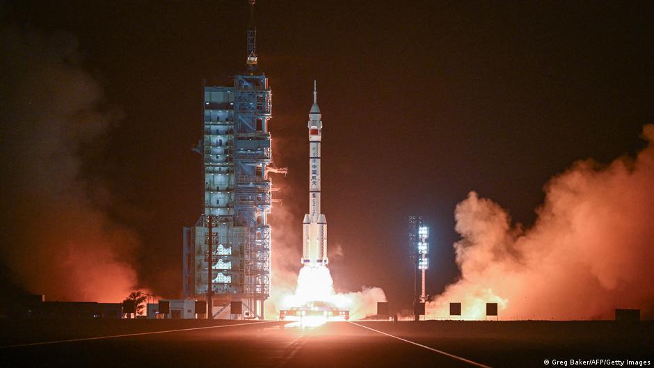 КНР отправила на свою орбитальную станцию 'Тяньгун' трех тайконавтов на космическом корабле 'Шэньчжоу-18'. Он стартовал с помощью ракеты-носителя с космодрома Цзюцюань. На станции планируется провести несколько экспериментов в области физики, технологии, космической медицины и…
