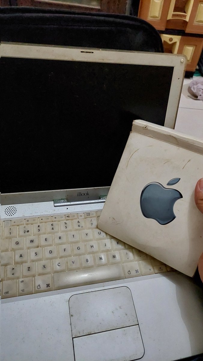 Kenapa masku hobi banget ngumpulin barang2 di rumah?
Malam ini episode dapat iBook, tanpa charger, ga tau deh ini keluaran tahun berapa.