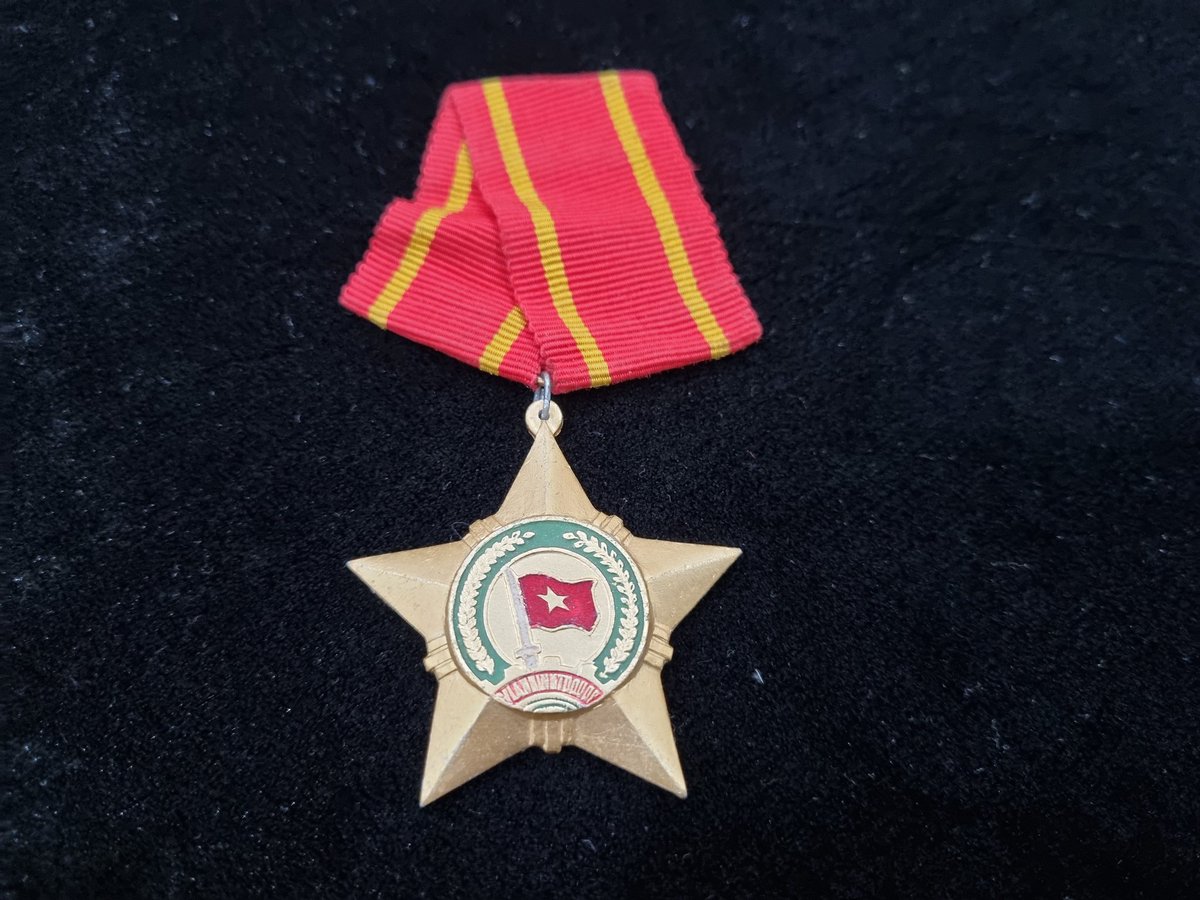 comradecuong's tweet photo. I just received this Chinese aid 3 dot Vietnam People's Army cap badge from Vietnam War & an 80s Vietnam medal for National Security without medal bar on this Thursday Afternoon April 25 of 2024 today (🇻🇳 time zone) ☺️🇻🇳👍
#PAVN
#PAVNCapBadge
#CapBadge #Кокарда
#帽章 #Medal #勲章 https://t.co/WQycsRjMze
