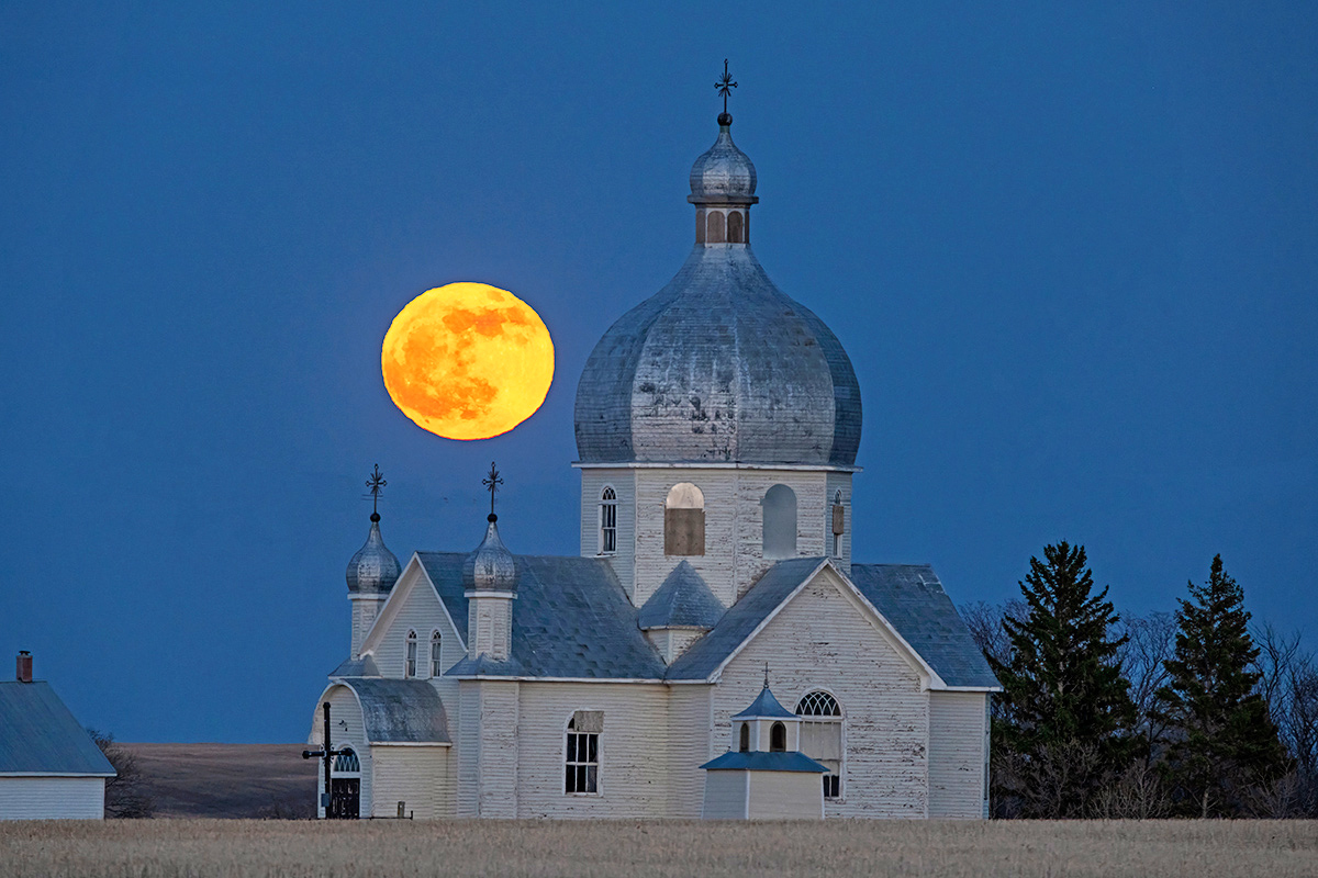 Another shot of the recent full moon in Smuts @Saskatchewan #ExploreSask #ExploreCanada #ThePhotoHour #stormhour #TMACtravel #SATW #nightscapes Here are some tips on how to photograph a big moon photojourneys.ca/2022/01/photog…