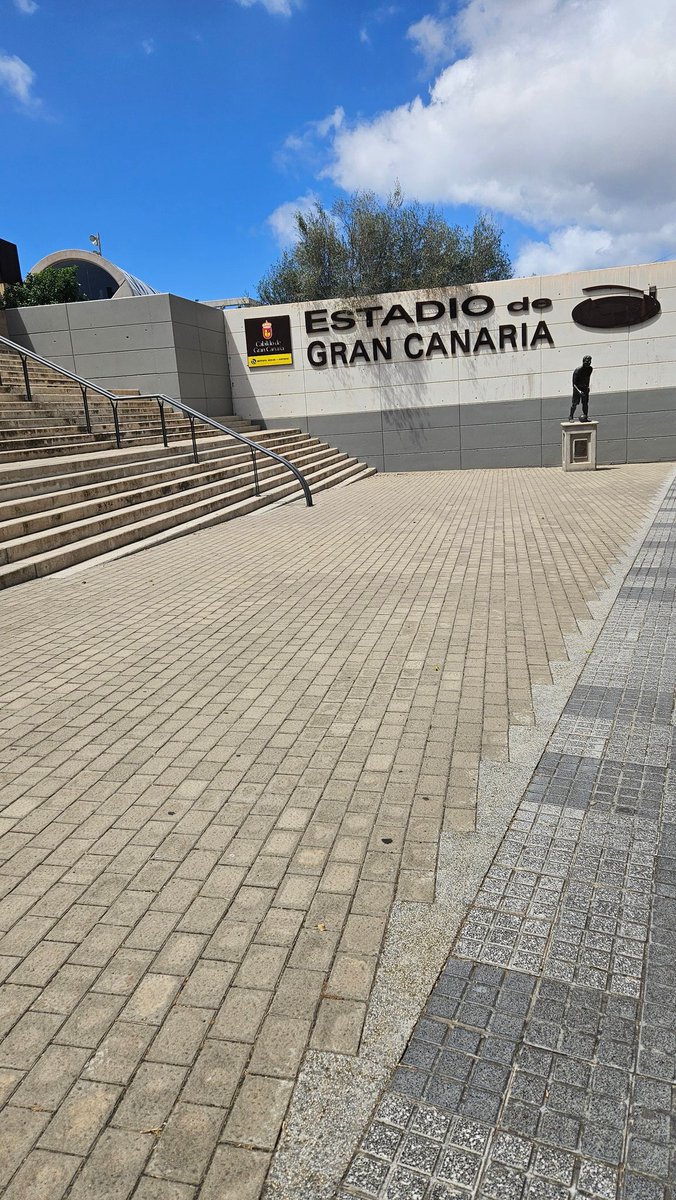 Están pintando los exteriores del estadio de gris, en plan más gris si cabe