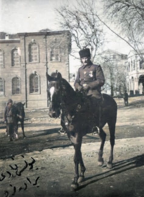 Biz ölünceye dek geçecek zaman içinde yerimize başka kuvvetler, komutanlar gelebilir. Benimle beraber burada muharebe eden askerler kesin olarak bilmelidir ki üzerimizdeki vatan ve namus vazifesini tamamen yerine getirmek için bir adım geri gitmek yoktur! 25 Nisan 1915