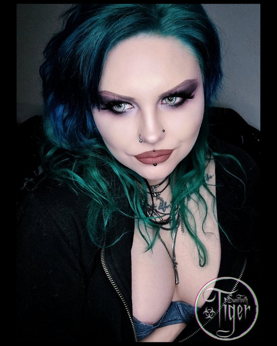 Rockin' the mermaid hair 🖤 https://t.co/Ev3QzEdzqx<a href="/tag/smokingfetish"class="tags"><span>#smokingfetish</span></a>
