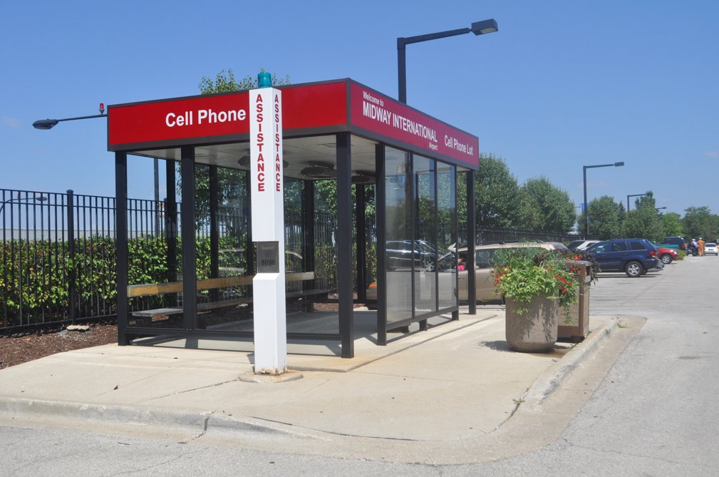 Circling the airport waiting for arriving passengers creates congestion and wastes fuel. Use Midway's free Cell Phone Lot instead, located at the corner of 61st Street and Cicero Avenue. bit.ly/2IcCI43