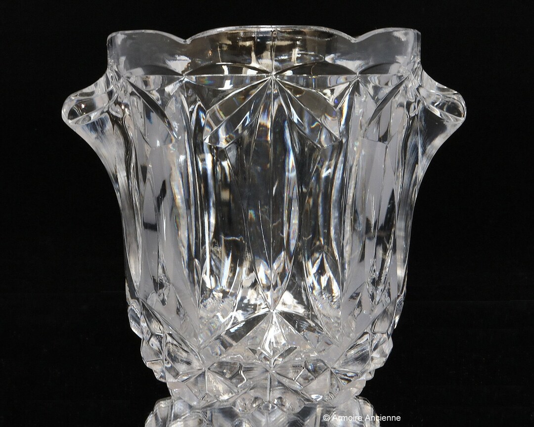 Crystal Glass Ice Bucket - Wine Cooler by ArmoireAncienne dlvr.it/T60fNr #vintagebarware #luxuryhome #vintagegifts