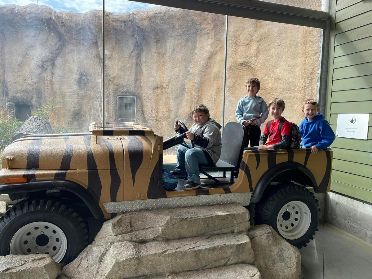 GeibJennifer's tweet photo. We had the perfect day to visit the Lincoln Zoo! @RPBlueJays https://t.co/LNQAlcQ7jS