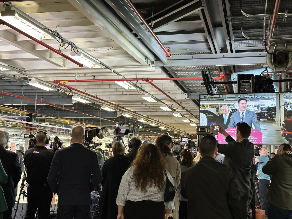 Big news at @HondaCanada today - this $15B investment is biggest deal in NAmerican automotive history! Great to be here with @FilomenaTassi talking about a transformational investment for 🇨🇦 suppliers. Super win for Ontario & Canada by @FP_Champagne & @VictorFedeli 👏👏