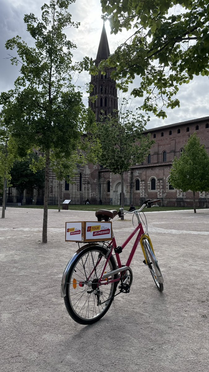 À #Toulouse avec @CaroleDelga et @GuillaumeDAC nous lançons l’Occitanie Tour Jeunesse. De nombreuses étapes partout en @Occitanie pendant plus d’un mois, à 🚴, en 🚄 en 🚌 pour rencontrer la jeunesse du territoire & fêter les 1 ans du plan jeunesse.