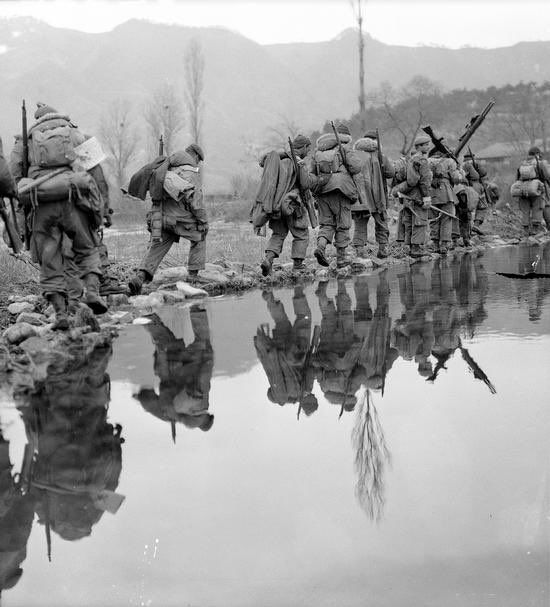 CDS_Canada_CEMD's tweet photo. 1/ Today, we commemorate the 73rd anniversary of the Battle of Kapyong, a pivotal moment in our military history. The bravery and resilience displayed by the soldiers of 2PPCLI in holding the line during this fierce battle will forever be etched in our memories. https://t.co/bBtbjTuDhg