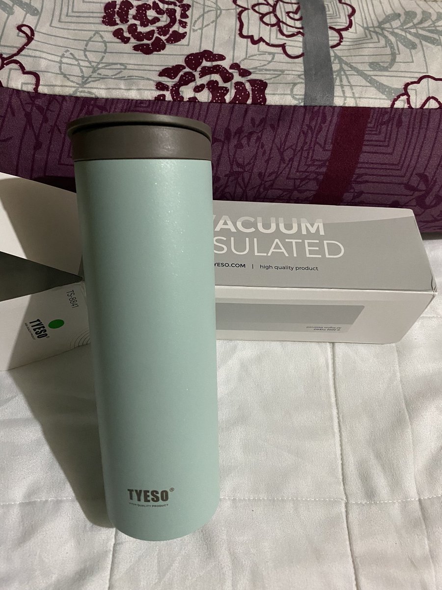 greenzfa's tweet photo. Dah lama orang hype tumbler Tyeso ni kan!! Tapi ini first collection saya sebab baru nak try hihi. Design dia macam banyak yg mengembamg kat atas kan saya macam tak minat sangat tapi yg ni sumpah cantik ✨slim✨ sedap pegang. Memang terus grab la masa nampak hari tu. https://t.co/EEIE9sobrx