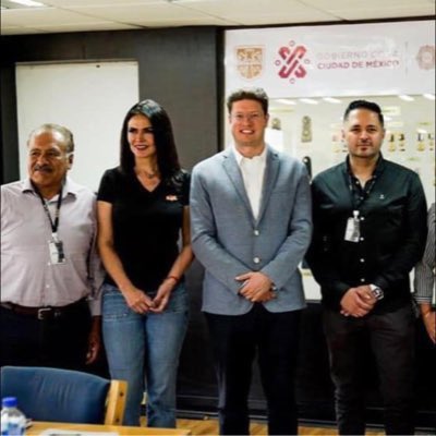 IvonneTheresaC's tweet photo. Que nos dice @PabloVazC del homicida y candidato a Concejal de Morena para BJ con quien alegremente se toma fotos ? 

Pablo Vázquez es el encargado de la seguridad en la CDMX, y protege a un presunto homicida q hace unos momentos fue detenido. Aquí su alegre imagen, por cierto con la candidata de Morena a Alcalde en BJ 

Nada que decir @vromog ?