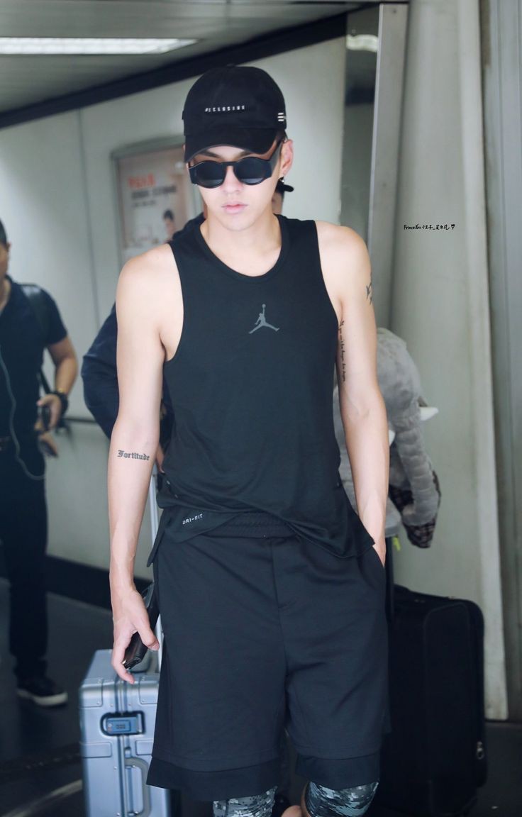 evellin_luciaa's tweet photo. to this day I am still waiting for news that you have returned and until that time comes let's stay together 
#krsiwu #galaxyfanfan #justiceforkriswu #alwayswithkriswu #meigeni #waitingforkriswu #freekriswu https://t.co/UN2NZia8M0