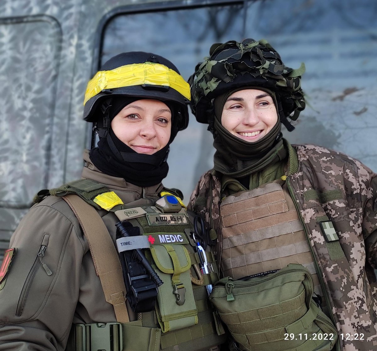 Серед наших загиблих медиків було і двоє жінок — Даша (фельдшер) та Іра (лікар).
Даша вчилася у медичному коледжі, працювала медсестрою, потім перейшла у сферу бізнесу, а з початком повномасштабного вторгнення прийшла у найближчий до свого дому підрозділ і попросилася медиком. У