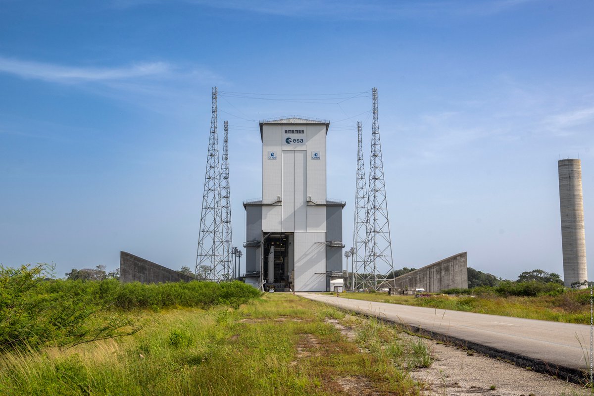 The first of two boosters that will power the Ariane 6 ‘flight model-1’ into space this summer has arrived at the launch zone at @EuropeSpacePort. ⛽️142 tonnes of solid rocket fuel 📏13.5 metres tall 🔥4500 kN of thrust ⌛️For up to 130 seconds 🚀#Ariane6