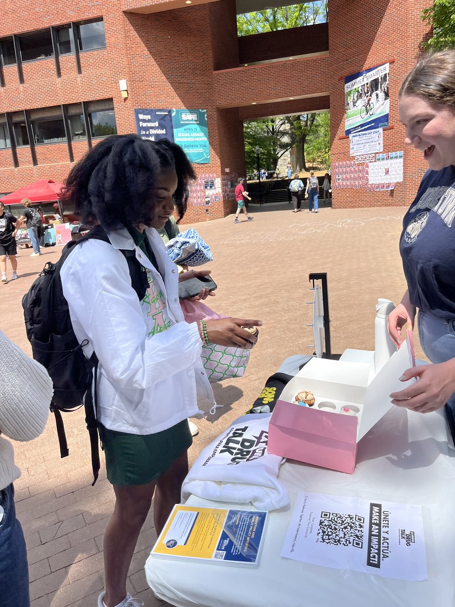 Yesterday, SFC’s Latinx Advisory Team partnered with @Georgetown’s MS in Addiction Policy and Practice Program. The team shared La Nueva Drug Talk, life-saving messaging, taught students about the dangers of fentapills and shared harm reduction tools.