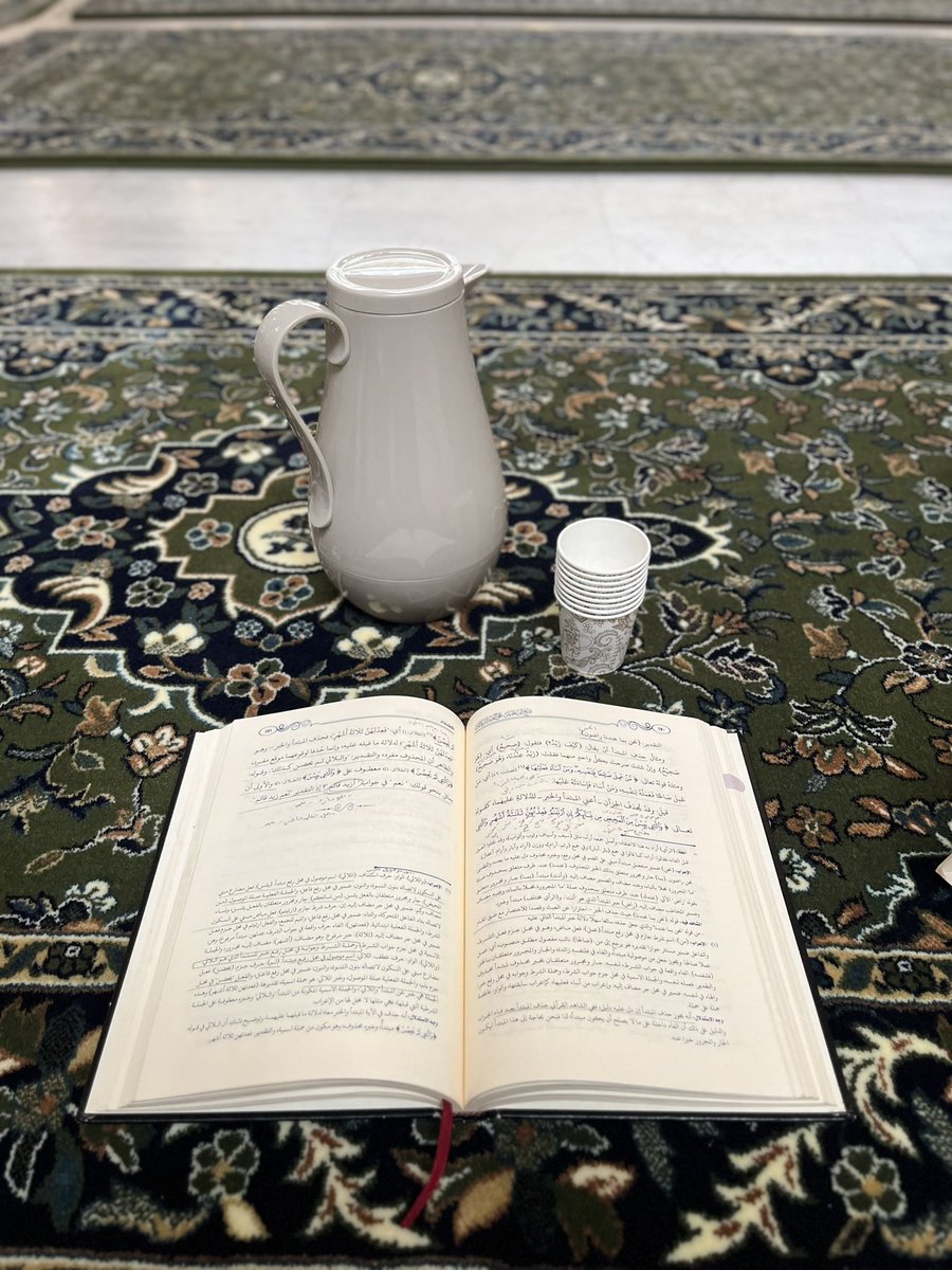 "من أدب طالب العلم ألاّ يُظهر التعجب إذا سُئل سؤالاً بديهياً أو غريباً؛ فإن إظهاره يَصد الناس عن السؤال حياءً، والنفوس تأبى أن تُقابَل بالتحقير، وتذكّر أن الذي تراه بديهياً الآن كان مُعضلة يوماً ما."