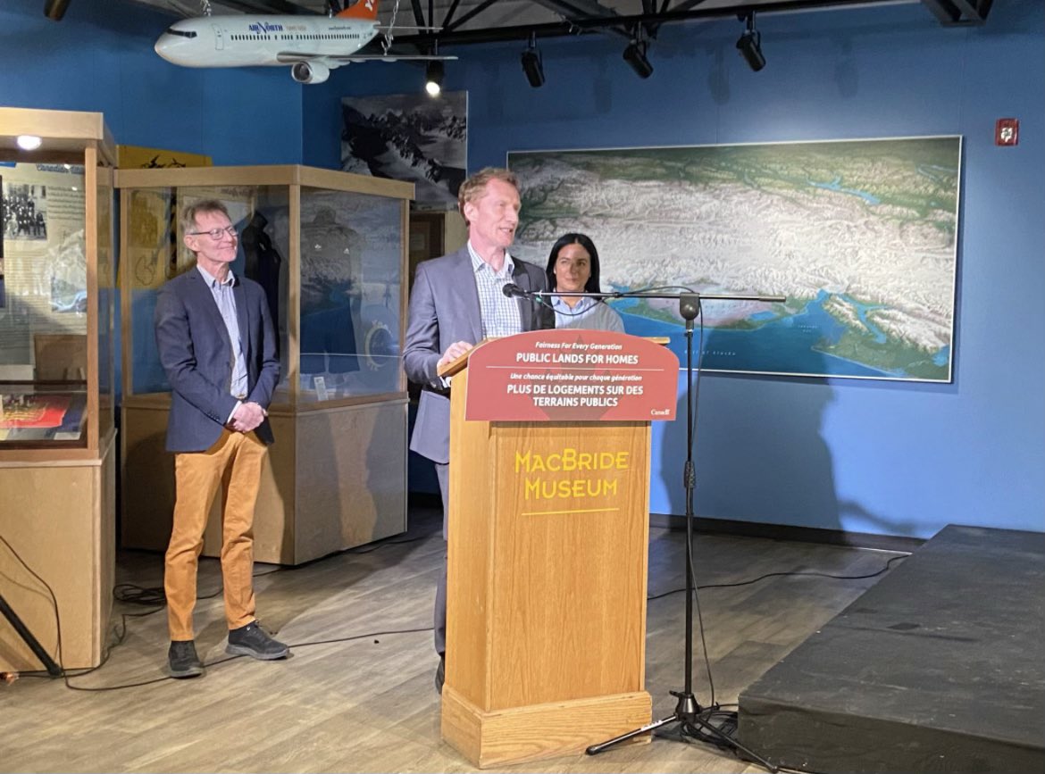 À Whitehorse, j'ai rejoint @SorarayMartinezF et @drbrendanhanely pour partager notre plan qui débloquera 250 000 nouveaux logements d'ici à 2031 en transformant des terres fédérales. Nous continuerons à bâtir des logements plus vite - pour que chaque génération puisse avancer.